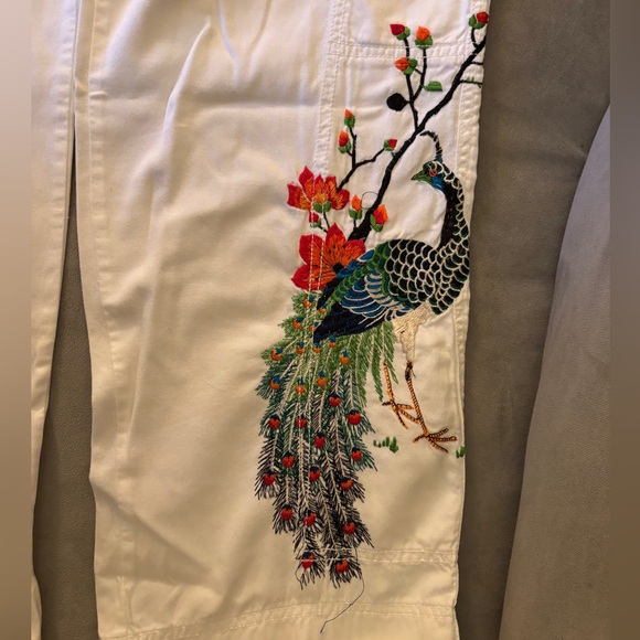 Johnny Was White Embroidered Peacock Bird Cargo Capri Pants Size S - Picture 3 of 9